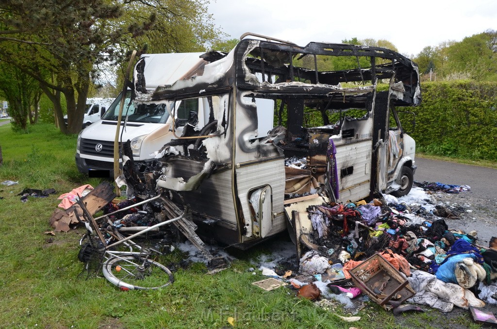 Wohnmobil ausgebrannt Koeln Porz Linder Mauspfad P002.JPG - Miklos Laubert